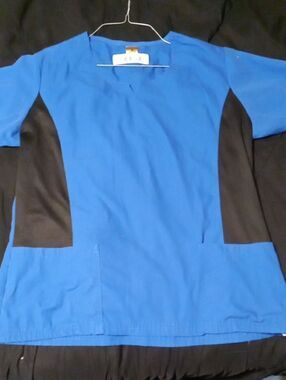 Men's Short Sleeve Medical Scrub Top in Blue with Black Side Panels